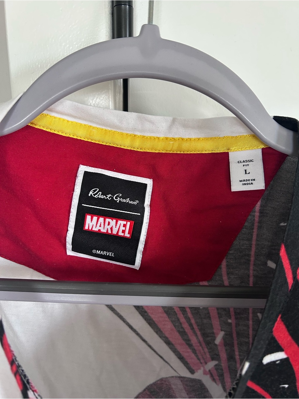Robert Graham Marvel Captain In Charge Graphic T-Shirt Short Sleeve Collectible - Picture 4 of 7